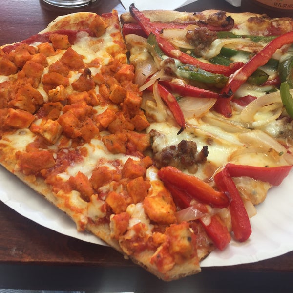 Das Foto wurde bei Famous Ben&#39;s Pizza of SoHo von Truptesh M. am 10/18/2017 aufgenommen