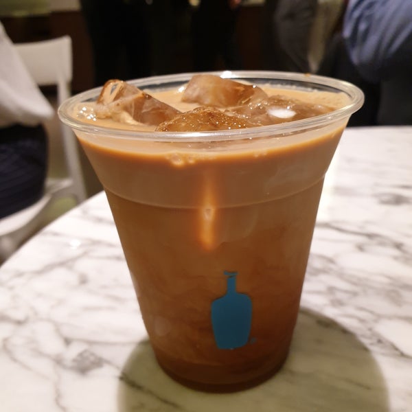 Photo taken at Blue Bottle Coffee by Mikyung Y. on 8/12/2019