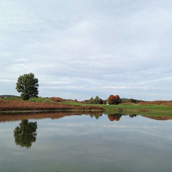 รูปภาพถ่ายที่ Centennial Golf Club โดย Jacob B. เมื่อ 10/3/2013