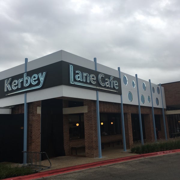รูปภาพถ่ายที่ Kerbey Lane Cafe โดย Carlos R. เมื่อ 5/20/2017