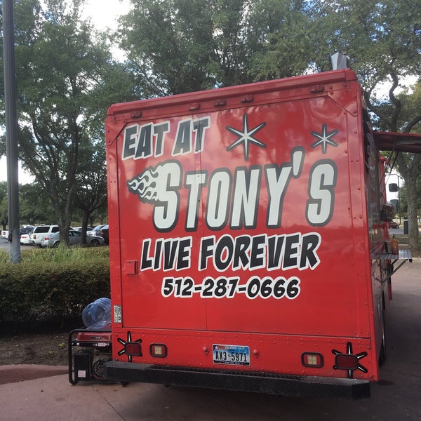 รูปภาพถ่ายที่ Stony&#39;s Pizza Truck โดย Carlos R. เมื่อ 10/27/2016