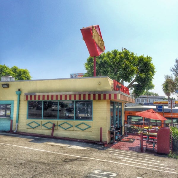 Foto diambil di Fatburger oleh Thomas Q. pada 5/27/2014