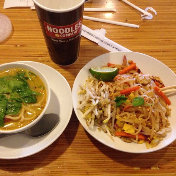 รูปภาพถ่ายที่ Noodles &amp; Company โดย Melissa V. เมื่อ 7/26/2014