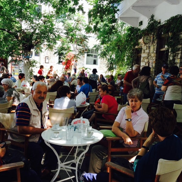 Foto tirada no(a) Platanos - The Puressence Cafe por Eudokia K. em 5/31/2014
