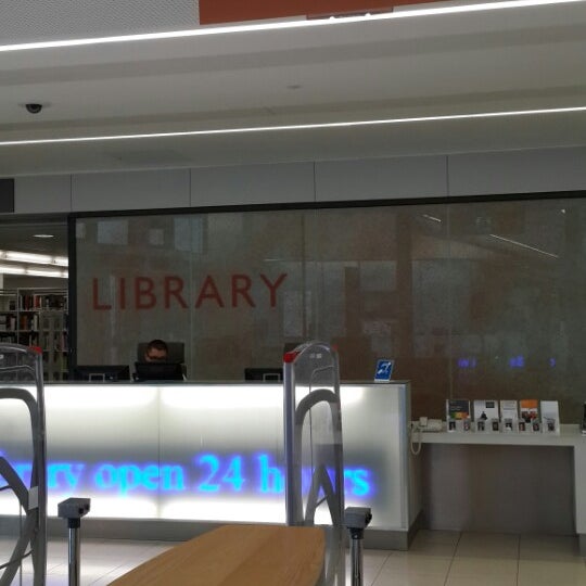 Foto tirada no(a) Forum Library por Almira em 5/2/2014