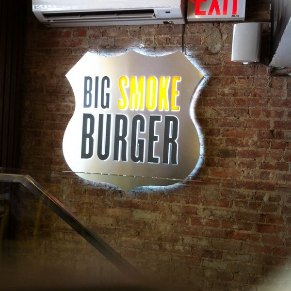 Foto tomada en Big Smoke Burger  por Ashlie K. el 8/6/2014