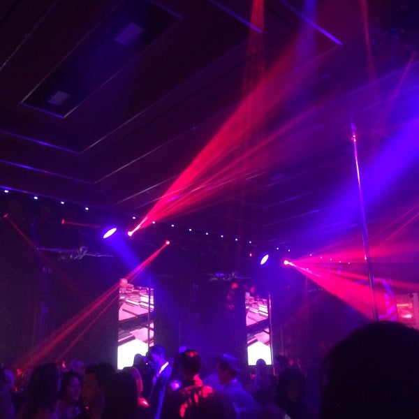 Foto tirada no(a) Surrender Nightclub por THE Z WORLD Z. em 12/24/2015