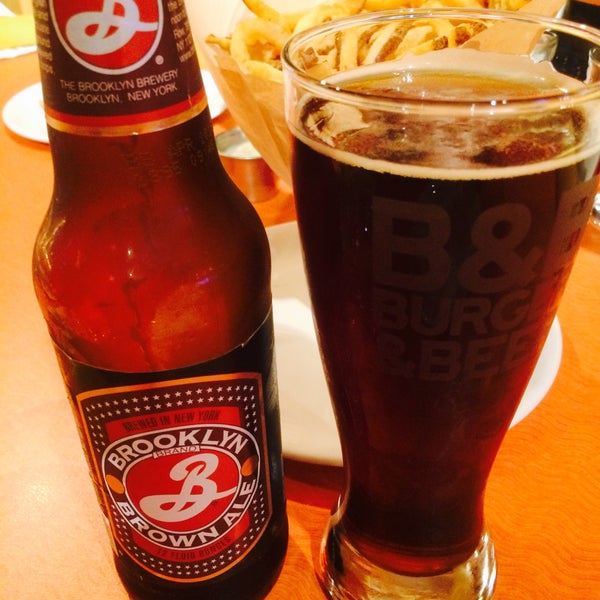 Photo taken at B&amp;B Burger &amp; Beer by THE Z WORLD Z. on 12/23/2015