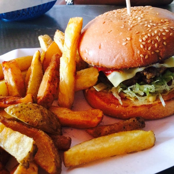 Recommend: Gringo (Burger), Fries and an Ice tea. Free Wi-Fi