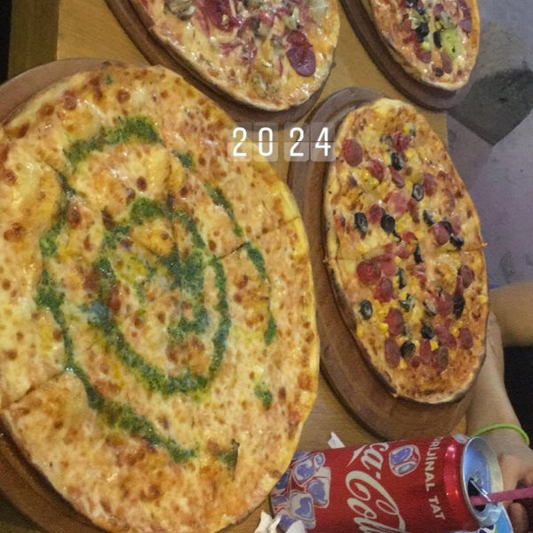Foto diambil di Pizza Vegas oleh Hazal pada 5/19/2018