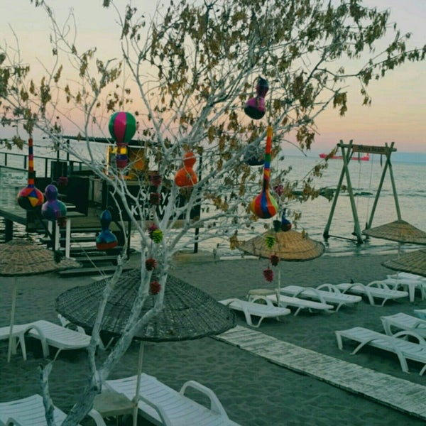 Das Foto wurde bei Shaya Beach Cafe &amp; Restaurant von Serap E. am 7/29/2020 aufgenommen