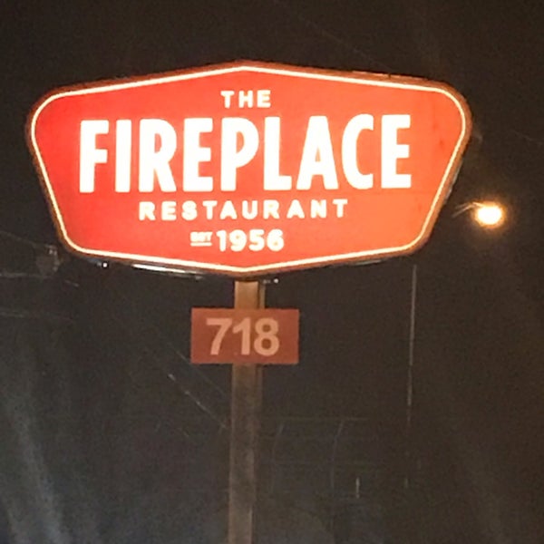 Das Foto wurde bei The Fireplace Restaurant von Dan am 12/13/2018 aufgenommen