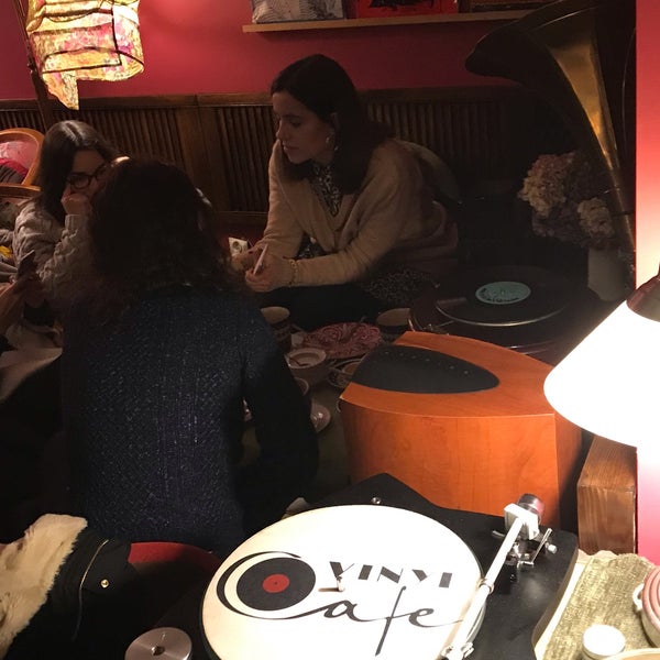 รูปภาพถ่ายที่ Vinyl Cafe โดย Miloslava C. เมื่อ 11/17/2018