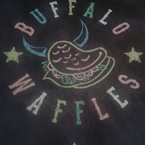 Foto tirada no(a) Buffalo Waffles por Salomon C. em 12/6/2014