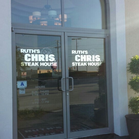 Снимок сделан в Ruth&#39;s Chris Steak House - Greenville at I-385 пользователем Kevin R. 6/18/2015