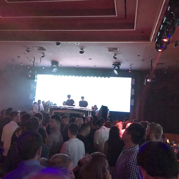 6/23/2016에 A V.님이 Surrender Nightclub에서 찍은 사진
