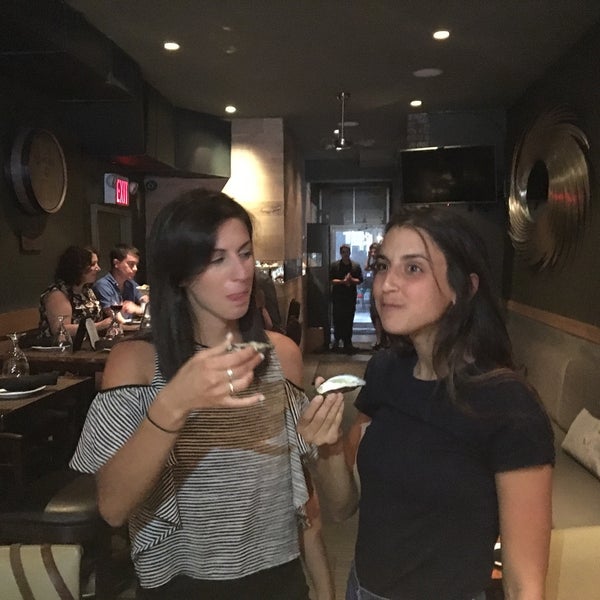 7/30/2016 tarihinde Carly E.ziyaretçi tarafından White Oak Oyster Bar &amp; Cocktail Lounge'de çekilen fotoğraf