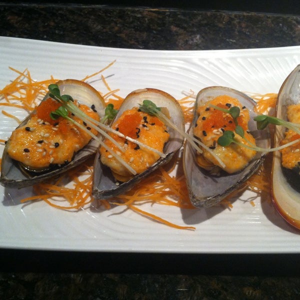 Снимок сделан в Nanami Sushi Bar &amp; Grill пользователем Wade T. 12/24/2012