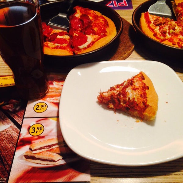 Photo taken at Pizza Hut by Blerim H. on 3/16/2015