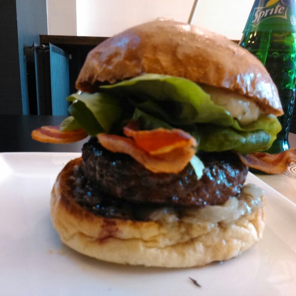 Foto tirada no(a) Burger Republic por Matheus F. em 4/13/2014