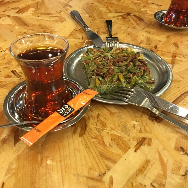 Foto diambil di Şiş House oleh Selin Ü. pada 9/24/2016