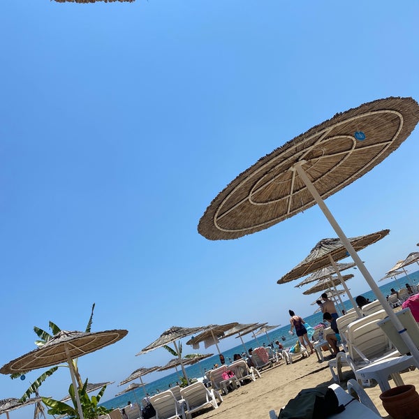 Photo taken at Mavi Beyaz Otel &amp; Beach Club by Must on 7/16/2022