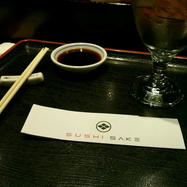 Foto tirada no(a) Sushi Sake por Laura C. em 9/30/2016