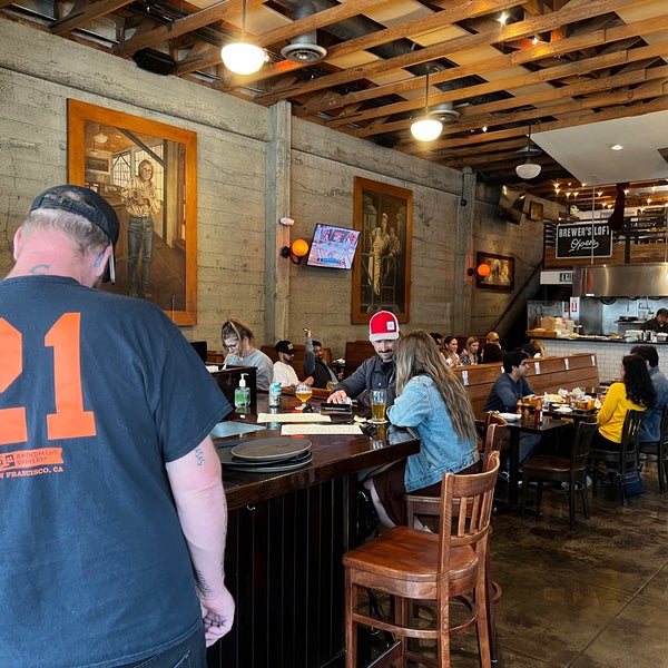 Foto diambil di 21st Amendment Brewery &amp; Restaurant oleh Mike R. pada 5/28/2022