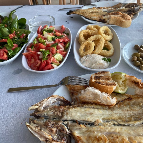 Foto diambil di Çakıl Restaurant oleh Ayza pada 9/26/2021