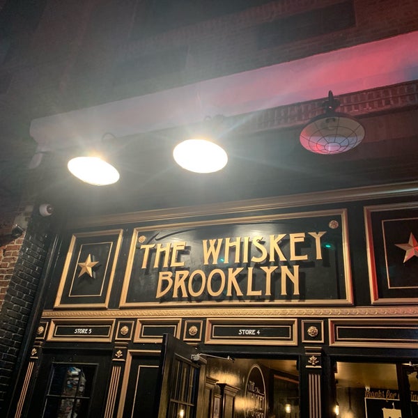 Foto tomada en The Whiskey Brooklyn  por Jessie L. el 6/14/2019