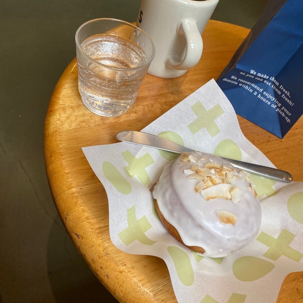 Foto tomada en Shortstop Coffee &amp; Donuts  por Arda Ö. el 3/5/2022