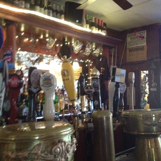 Foto diambil di Village Tavern Restaurant &amp; Inn oleh Cricklizard B. pada 10/7/2012
