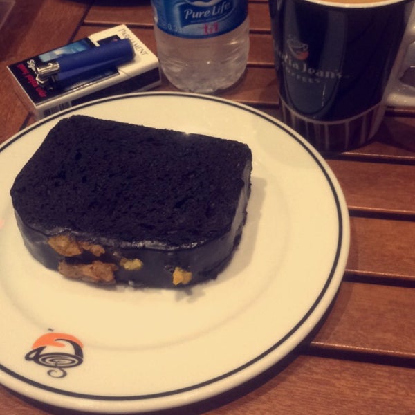 Photo taken at Gloria Jean&#39;s Coffees by Halil B. on 6/12/2016
