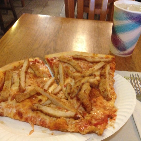 Foto diambil di Pete&#39;s Pizzeria and Restaurant oleh Roberto T. pada 6/1/2013
