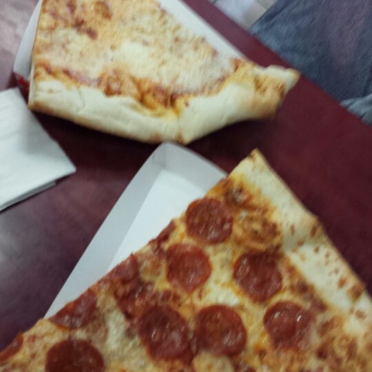 Foto diambil di Big Slice Pizza oleh Amanda R. pada 1/13/2014