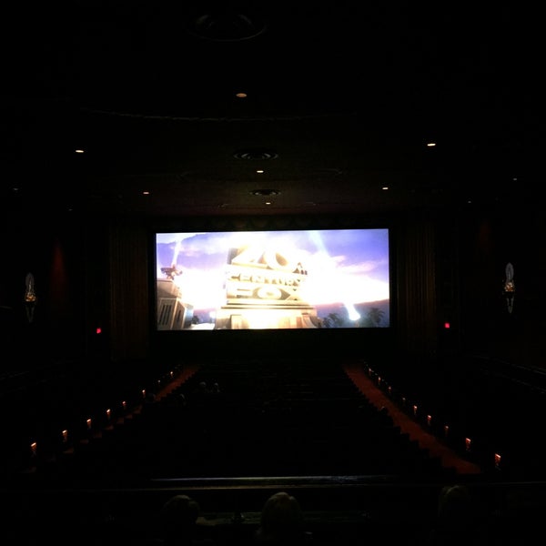รูปภาพถ่ายที่ Ziegfeld Theater - Bow Tie Cinemas โดย Vivek N. เมื่อ 1/5/2015