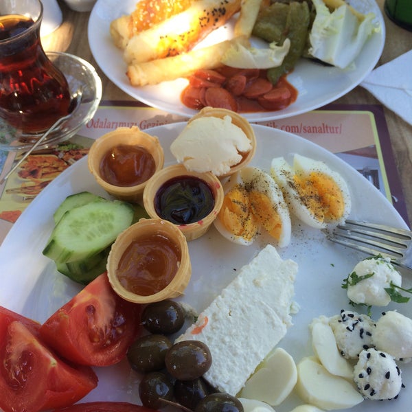 Das Foto wurde bei Seyir Butik Otel ve Restaurant von Hülya Ş. am 4/17/2016 aufgenommen
