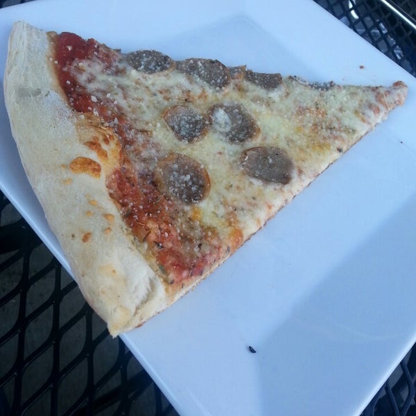 3/9/2013 tarihinde J S.ziyaretçi tarafından Ruckus Pizza, Pasta &amp; Spirits'de çekilen fotoğraf