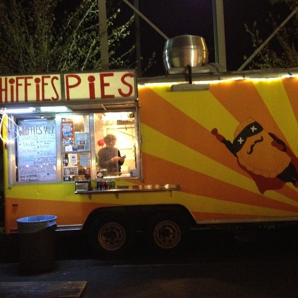 4/14/2013にShaley F.がWhiffies Fried Piesで撮った写真