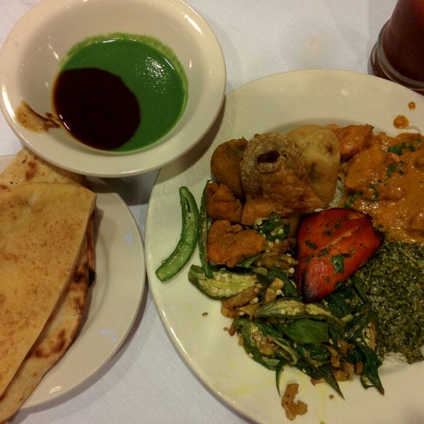 5/30/2014 tarihinde David B.ziyaretçi tarafından Mogul Indian Restaurant'de çekilen fotoğraf