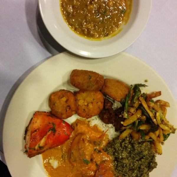 4/25/2014 tarihinde David B.ziyaretçi tarafından Mogul Indian Restaurant'de çekilen fotoğraf