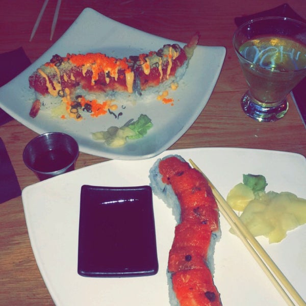 Снимок сделан в Maiko Sushi Lounge пользователем Krystal J. 4/8/2015