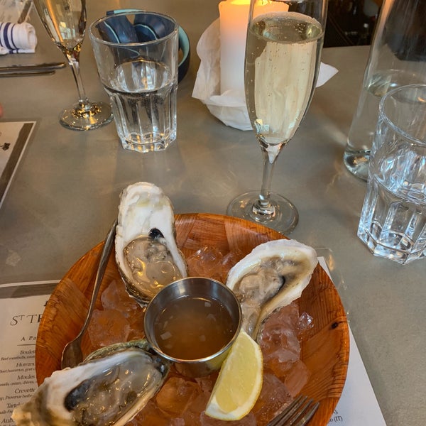 Das Foto wurde bei St Tropez Restaurant &amp; Wine Bar von Chandler H. am 2/13/2019 aufgenommen