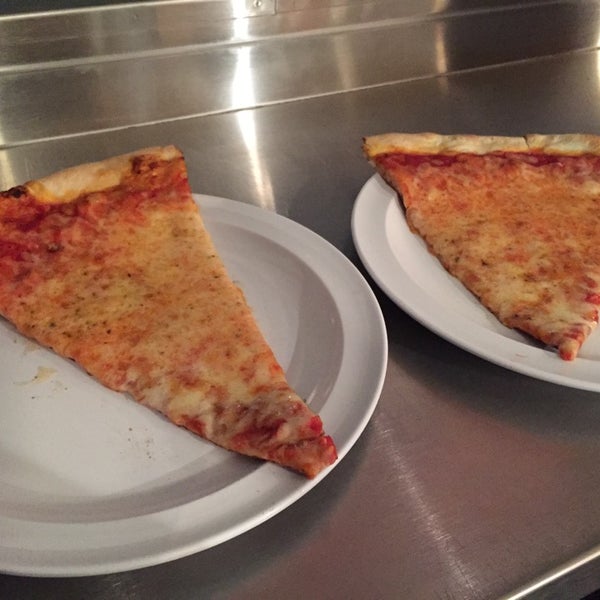 10/5/2014にA S.がRenaldi&#39;s Pizzaで撮った写真