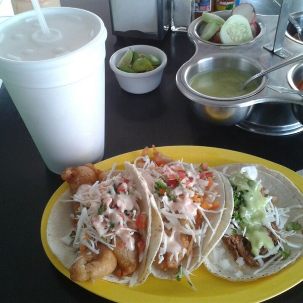 Foto tirada no(a) Tacos de camarón El Machín por ALMA G. em 6/29/2014