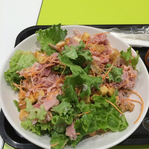 Foto tirada no(a) Eat Salad por Steve M. em 5/12/2014