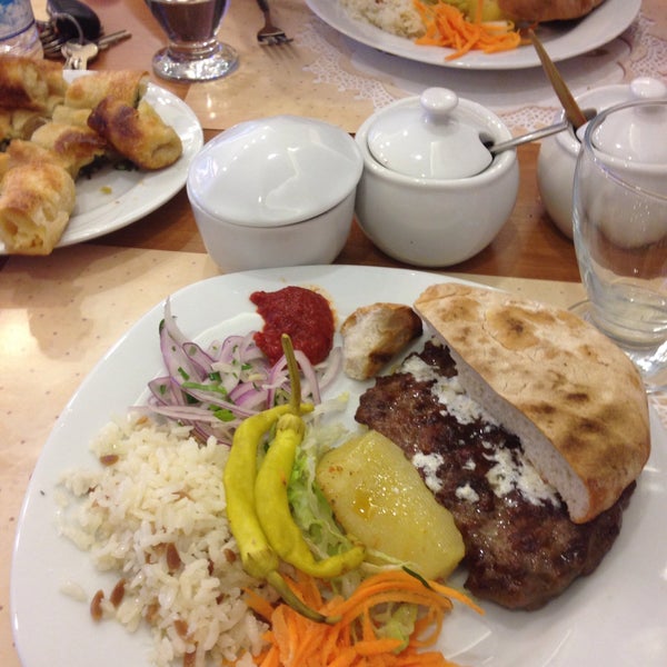 รูปภาพถ่ายที่ Avliya Restaurant โดย Mustafa A. เมื่อ 12/6/2014