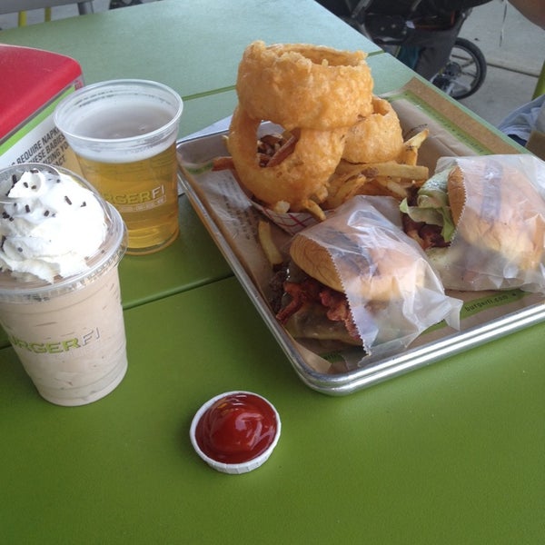 Foto scattata a BurgerFi da Meredith S. il 4/24/2014