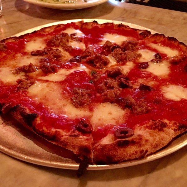 5/25/2017 tarihinde Nate H.ziyaretçi tarafından Ogliastro Pizza Bar'de çekilen fotoğraf