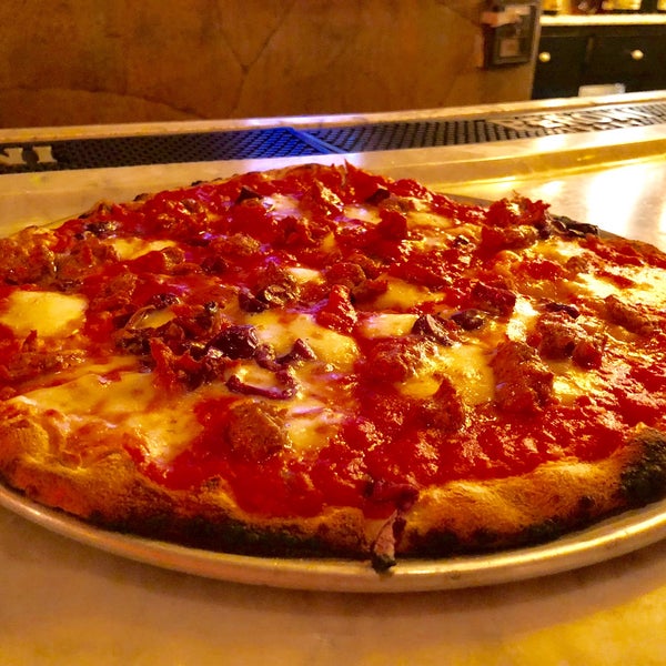 3/26/2018 tarihinde Nate H.ziyaretçi tarafından Ogliastro Pizza Bar'de çekilen fotoğraf